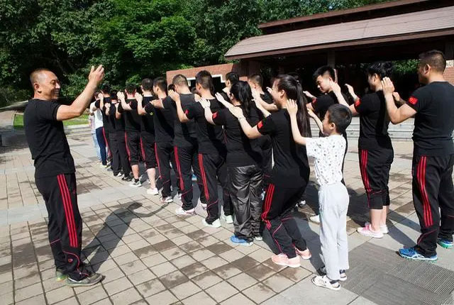 最新團(tuán)隊操及其探討，某某觀點深度解析
